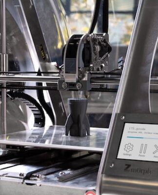 Korzyści z używania maszyn CNC do produkcji wyrobów