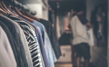 5 skutecznych produktów na pozbycie się problemu moli ubraniowych w szafie