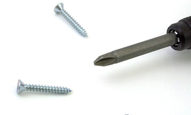 Jak odkręcić śruby w stacyjce?