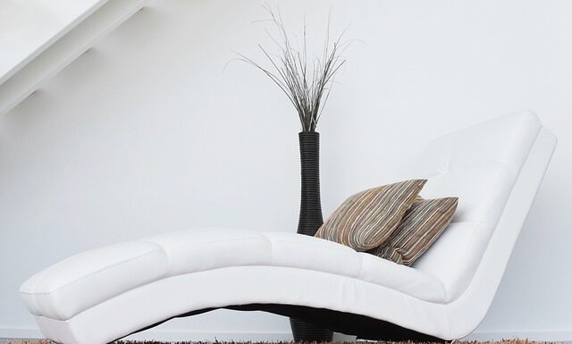 Jaka ława do białych mebli?