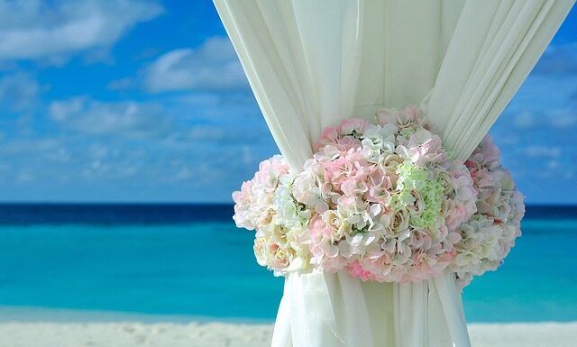 Jakie zasłony do szarych ścian w salonie?