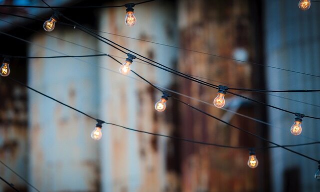 Jak przeciągnąć kabel przez słupek?