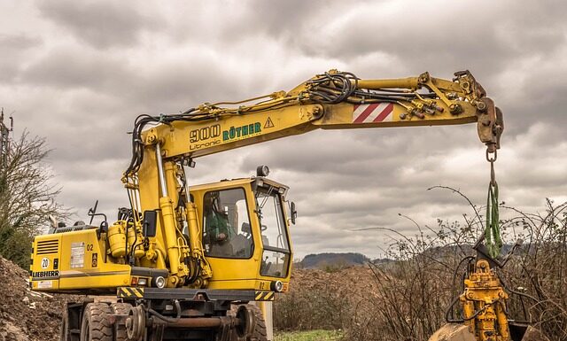 Ile pali koparka JCB?