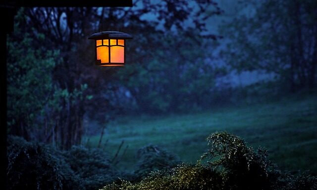 Czym łączyć granatową ściana w salonie?