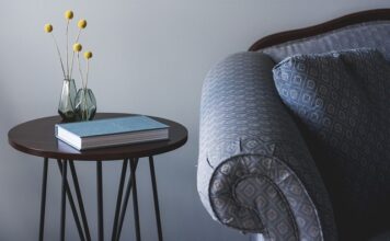 Z jakiego drewna stolik kawowy?