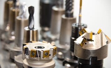 Do czego służy wiertarka stołowa?