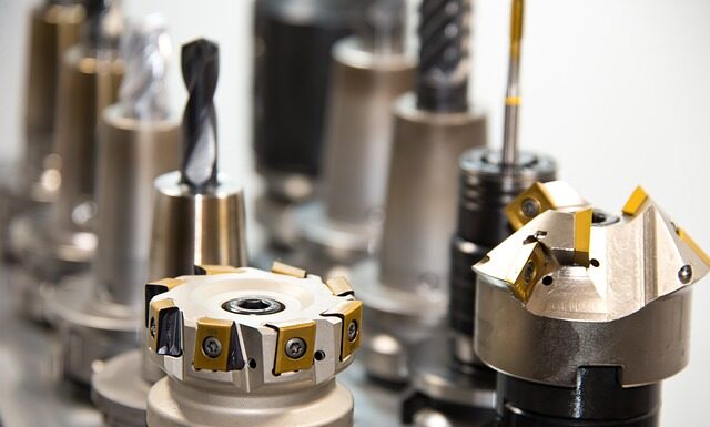 Do czego służy wiertarka stołowa?