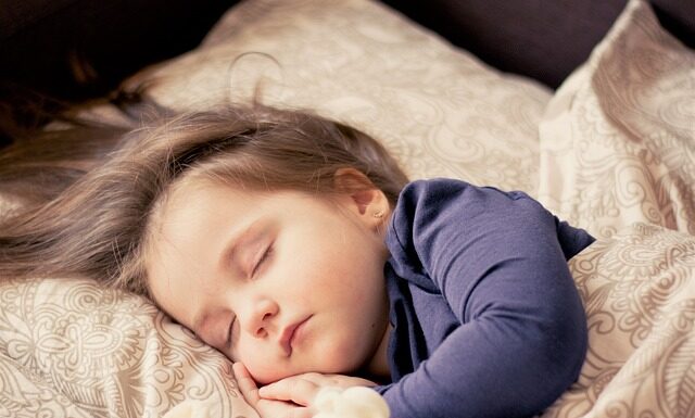 Czy dziecko może spać w spacerówce?
