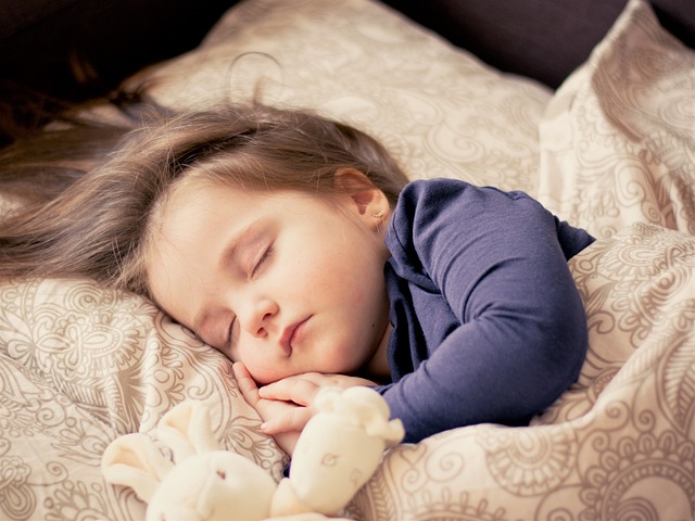 Czy dziecko może spać w spacerówce?