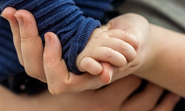 Jak połączyć blat z nogami?