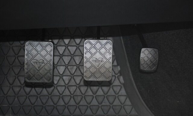 Jak włączyć sprzęgło?